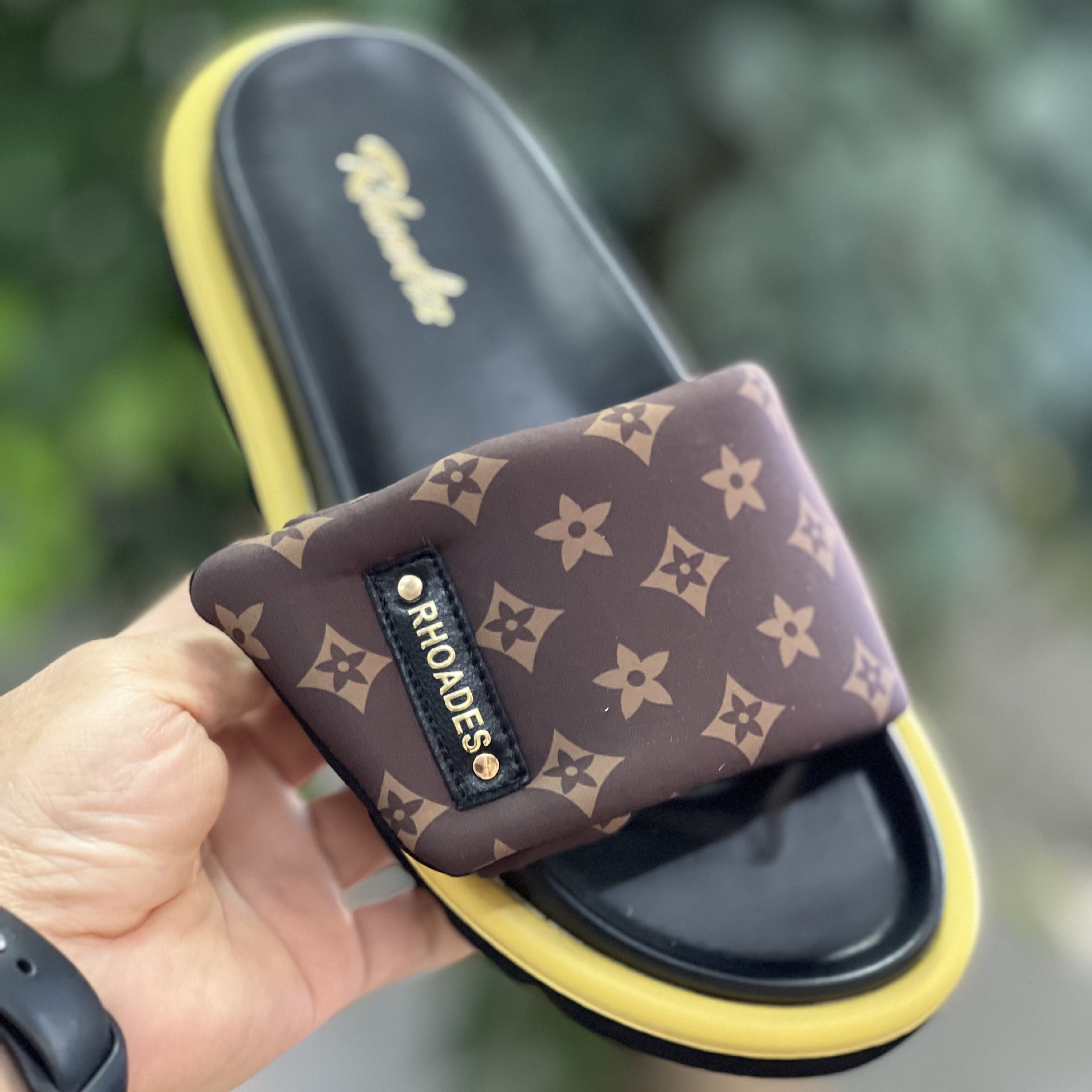 Free shipping 2026 Velcro genuine leather flat designer slippers classic print casual and fashionable beach shoes for women