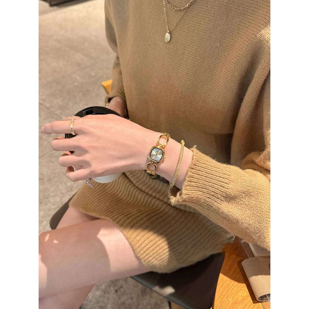 2025 Young Luxury New Women's es Elegant Square Small Dial Quartz Female Exquisite Skeleton Type H260228