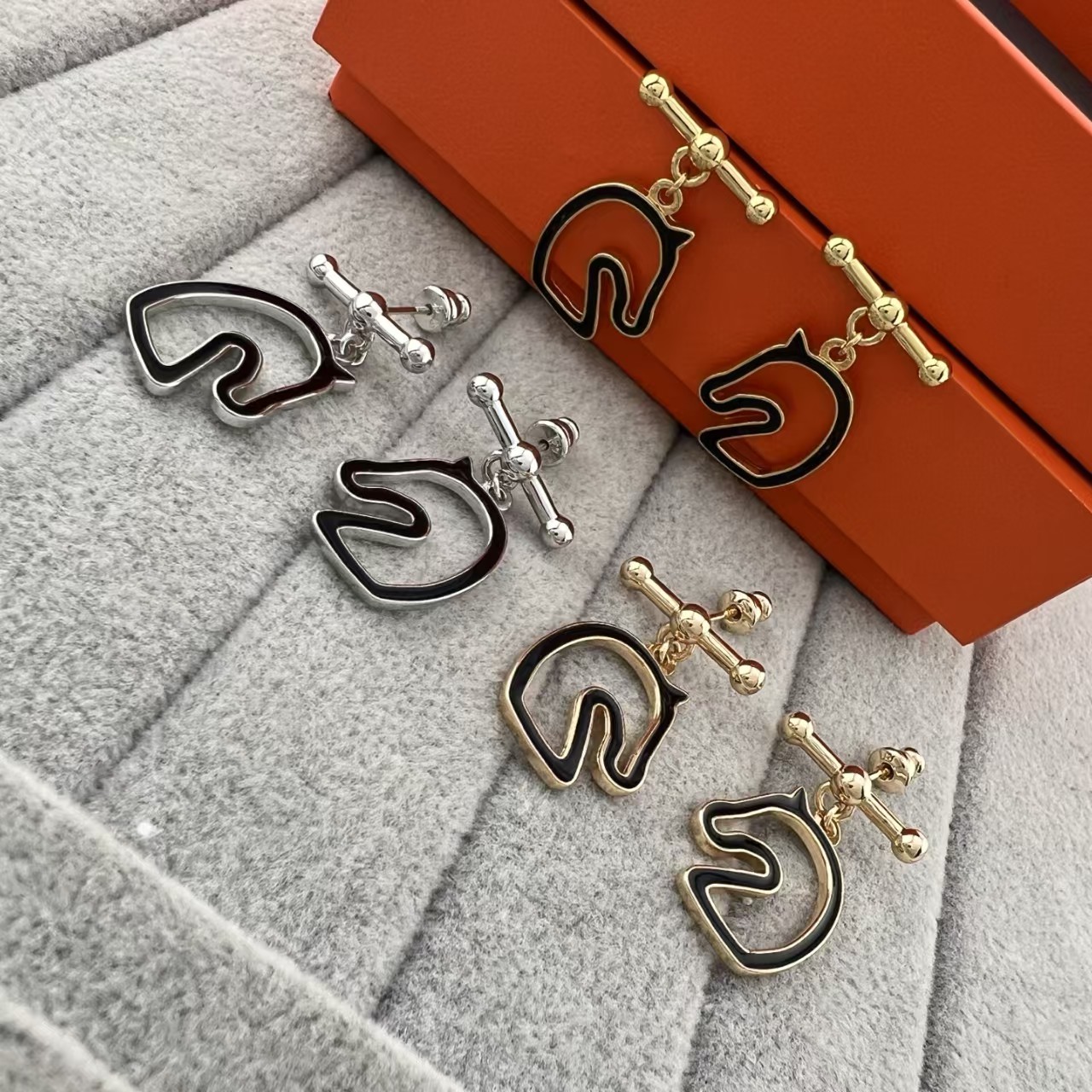 Luxury brand H earrings classic horse head hollow earrings women's charm stainless steel designer jewelry