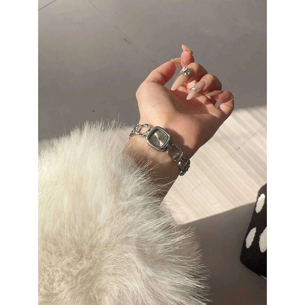2025 Young Luxury New Women's es Elegant Square Small Dial Quartz Female Exquisite Skeleton Type H260228