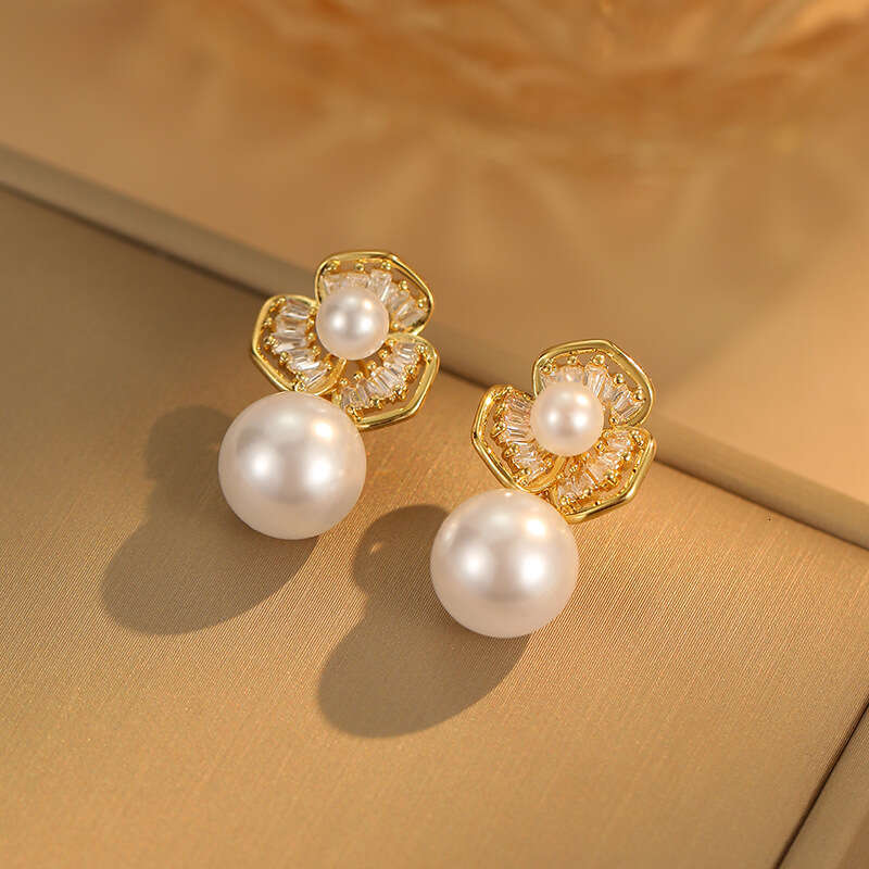 Floral Pearl Zircon Earrings With A High-end Light Luxury Fashionable Feel S925 Silver Needle Studs