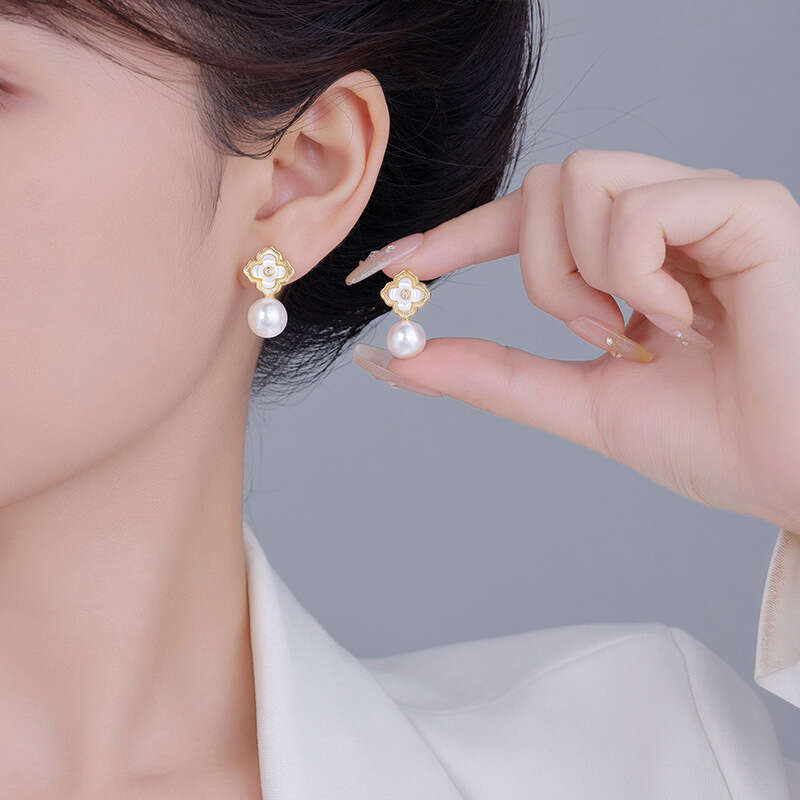 Versatile Mother-of-pearl Four-leaf Flower Pearl Simple Delicate Gentle Earrings With A Sense Of Design