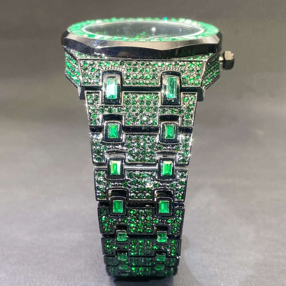 Hip-hop watch, high-end brand, suitable for dates, cool and stylish, men's fashion green full-rhinestone wristwatch fully paved with diamonds
