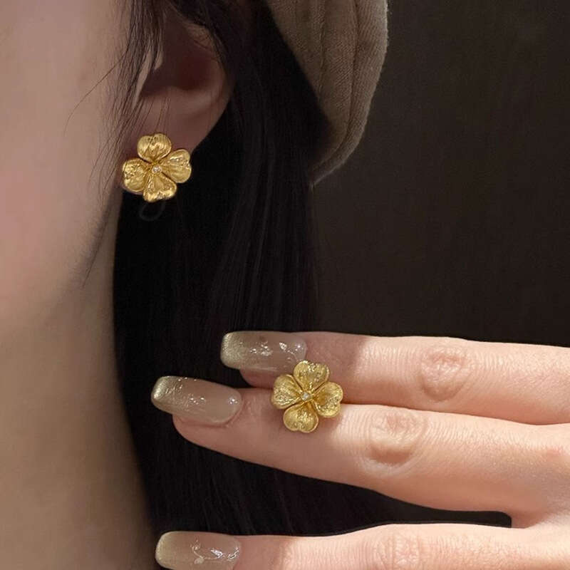 Lucky Four-leaf Clover Earrings For Women Light Luxury Fresh And Elegant Zirconia Brushed Leaf Earrings Trendy Accessories