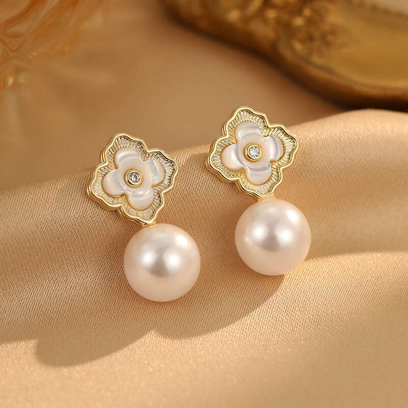 Versatile Mother-of-pearl Four-leaf Flower Pearl Simple Delicate Gentle Earrings With A Sense Of Design