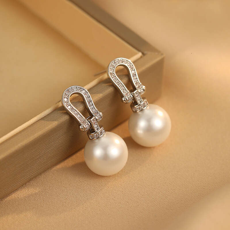 Micro-inlaid Hollow Horseshoe Pearl Stud Earrings For Women Light Luxury Design Exquisite And Versatile Ear
