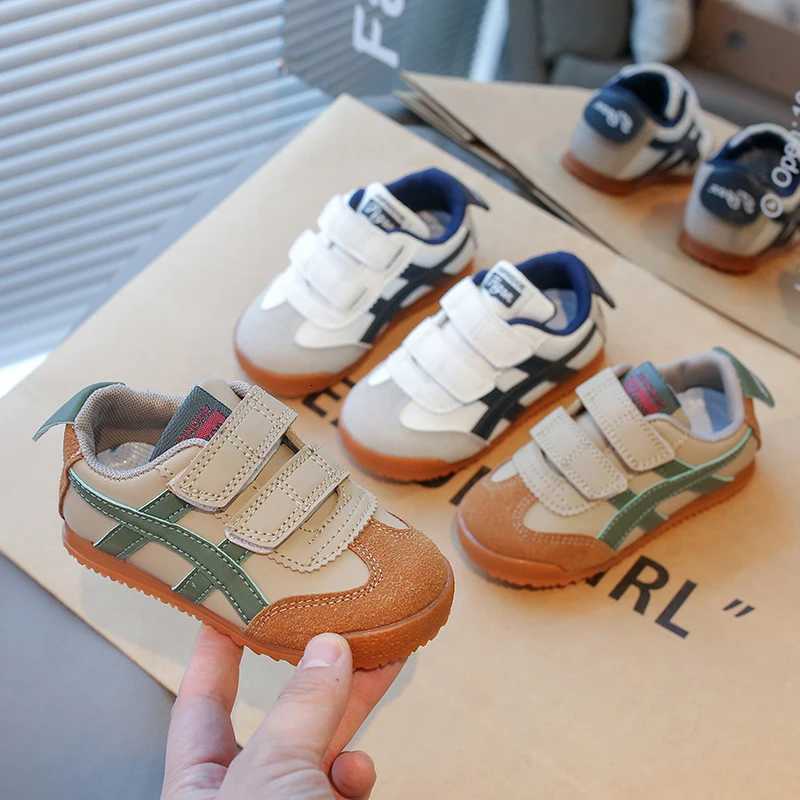These 2026 Spring & Autumn Korean-style Kids' Sneakers are lightweight, non-slip, and perfect for casual running and baby walking.T260302
