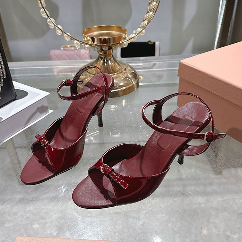 26SS Spring Summer New Womens Roman Kitten High Heels Designer Lady Sandals Fashion Party Miss Open toed High Heels Buckle Strap Decorative Upper 8.5cm Thin Heel