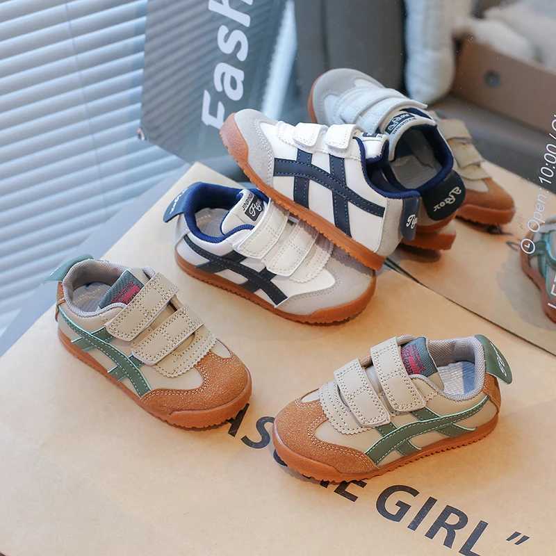 These 2026 Spring & Autumn Korean-style Kids' Sneakers are lightweight, non-slip, and perfect for casual running and baby walking.T260302