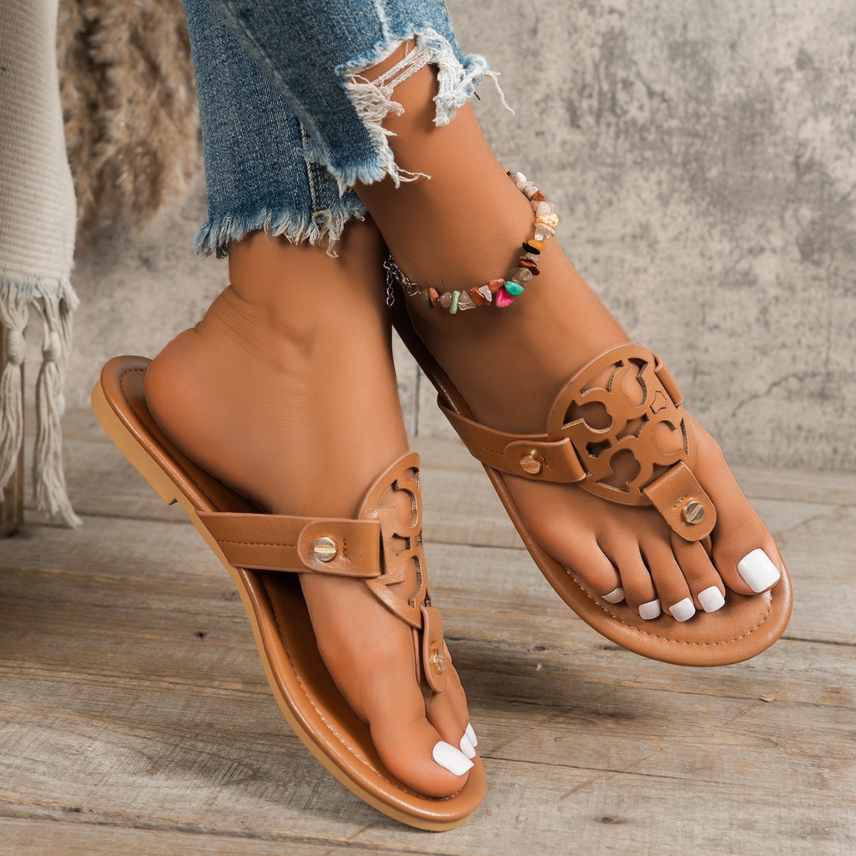 Free shipping 2026 Fashion Home Outdoor Leisure Designer Slippers Roman Breathable Comfortable Flat Beach Shoes For Woman