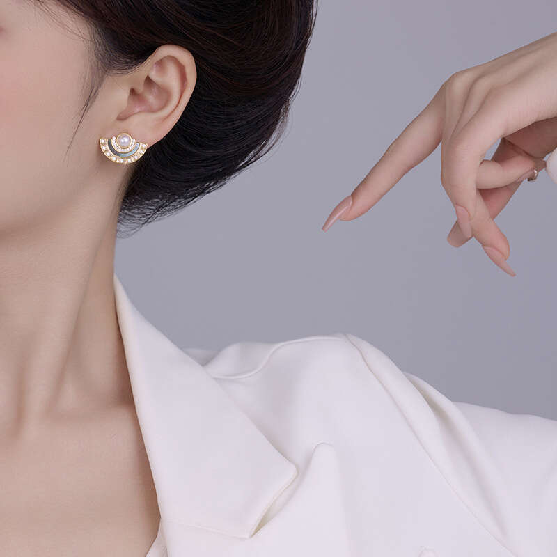 Natural Shell Fan-Shaped Earrings Vintage S925 Silver Stud for Women Unique and Luxurious Earrings with a High-End Feel