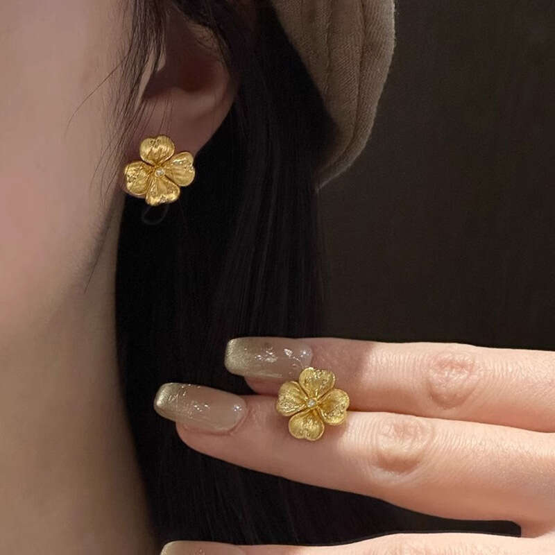 Lucky Four-leaf Clover Earrings For Women Light Luxury Fresh And Elegant Zirconia Brushed Leaf Earrings Trendy Accessories