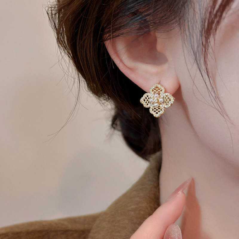 18K real gold plated zircon hollow flower pearl ear clip vintage elegant temperament light luxury niche earrings - view 4