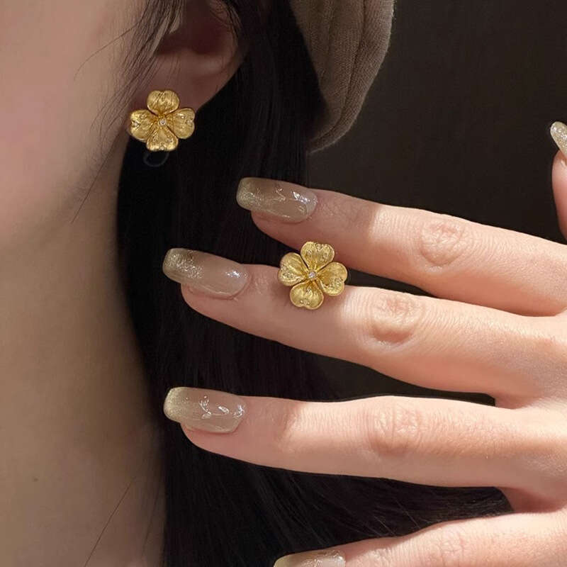 Lucky Four-leaf Clover Earrings For Women Light Luxury Fresh And Elegant Zirconia Brushed Leaf Earrings Trendy Accessories