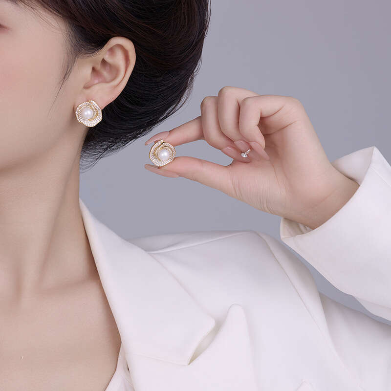 French-style Micro-inlaid Zircon Pearl Flower Stud Earrings Fashionable And Luxurious With A High-end Feel Vintage Socialite Earrings