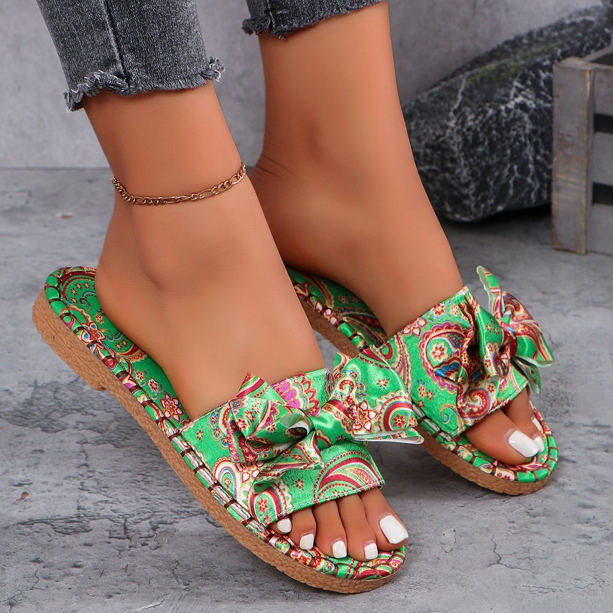 Free shipping 2026 hot casual and fashionable plus size designer slippers women's bow printed flat bottomed beach shoes