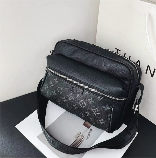5A Designer Shoulder Bags Man Messenger Bag Crossbody Purse Travel Outdoor Packs Male Luxurys bags Casual Cross Body book bag Men Fashion black