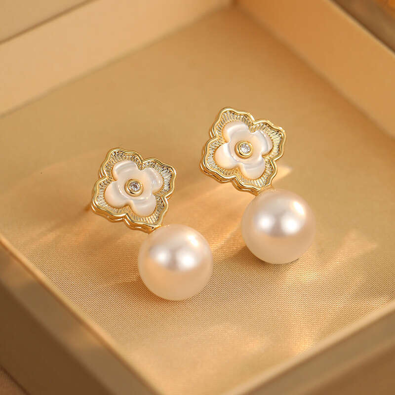 Versatile Mother-of-pearl Four-leaf Flower Pearl Simple Delicate Gentle Earrings With A Sense Of Design
