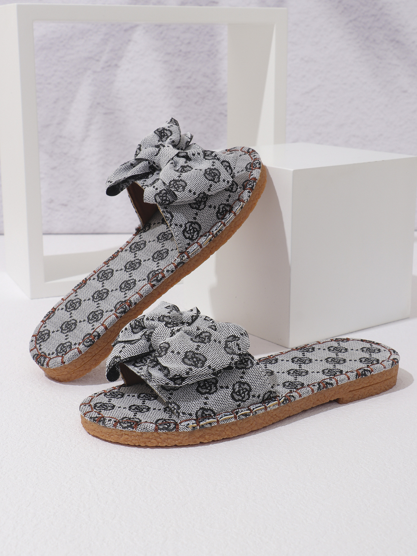Free shipping 2026 hot casual and fashionable plus size designer slippers women's bow printed flat bottomed beach shoes