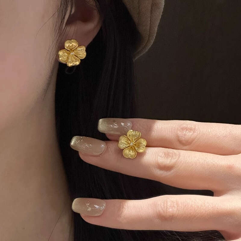 Lucky Four-leaf Clover Earrings For Women Light Luxury Fresh And Elegant Zirconia Brushed Leaf Earrings Trendy Accessories