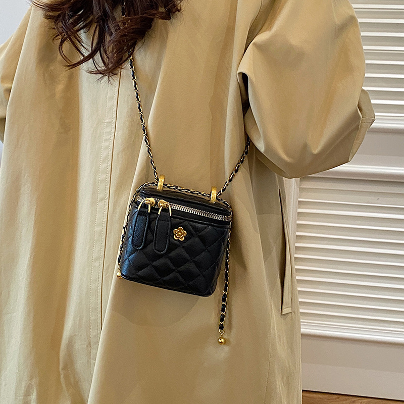 free shipping 2026 hot diamond grid chain box designer bag casual and fashionable temperament mini shoulder bag for woman