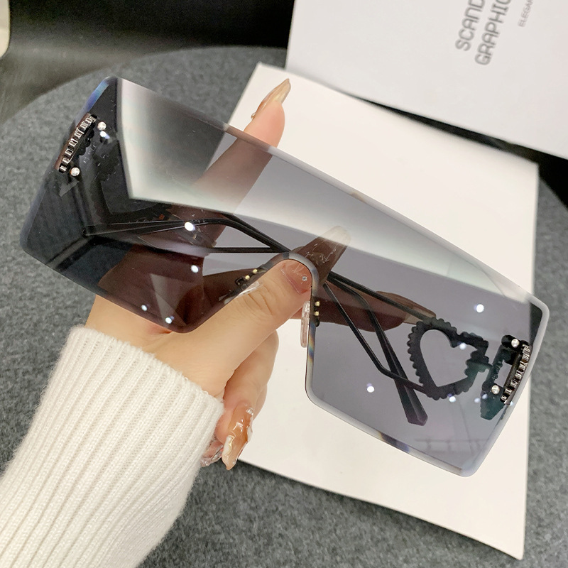 2026 New Designer Brand One-piece Heart-shaped Frameless Sunglasses Europe And America Y2K Internet Celebrity Style Fashion Sunglasses Cross-border