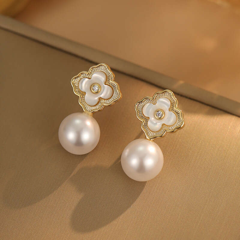 Versatile Mother-of-pearl Four-leaf Flower Pearl Simple Delicate Gentle Earrings With A Sense Of Design
