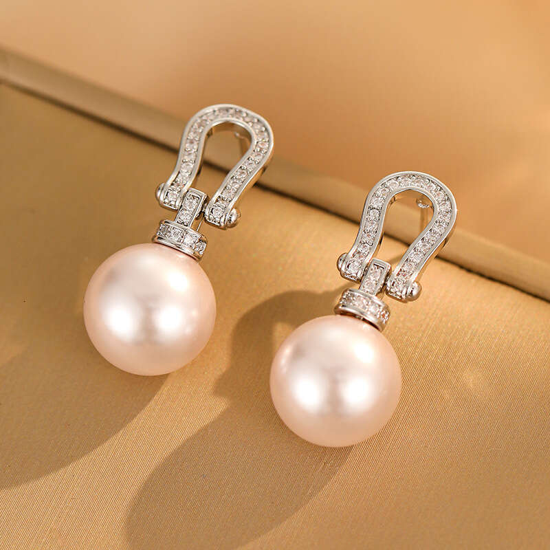 Micro-inlaid Hollow Horseshoe Pearl Stud Earrings For Women Light Luxury Design Exquisite And Versatile Ear