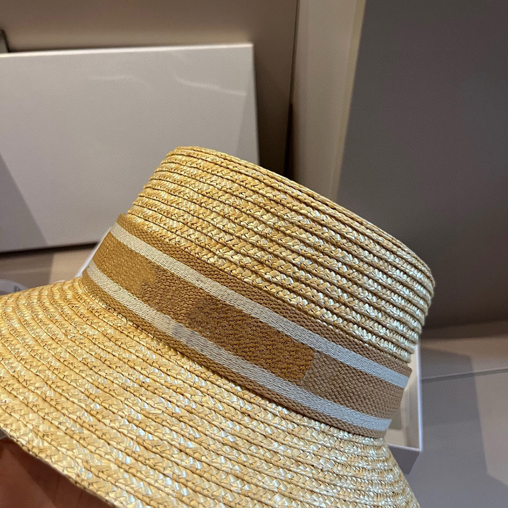 The designer has crafted a high-density straw hat, creating an exceptionally tasteful straw hat.