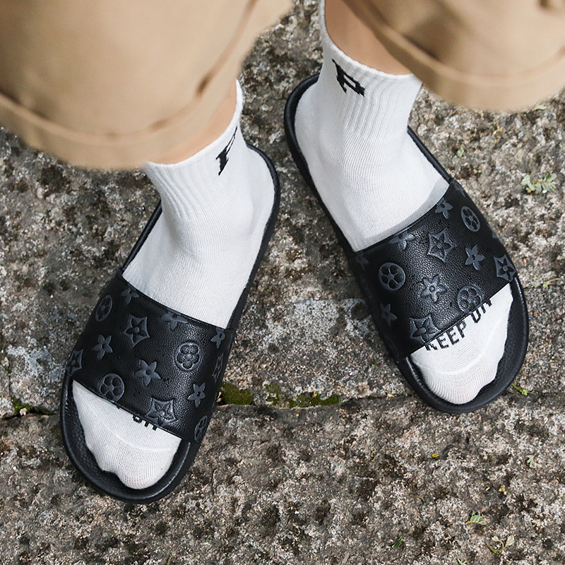 Hot new free shipping designer slippers for mens flat slippers beige black Fashionable and versatile anti slip summer slippers for outdoor wear on the