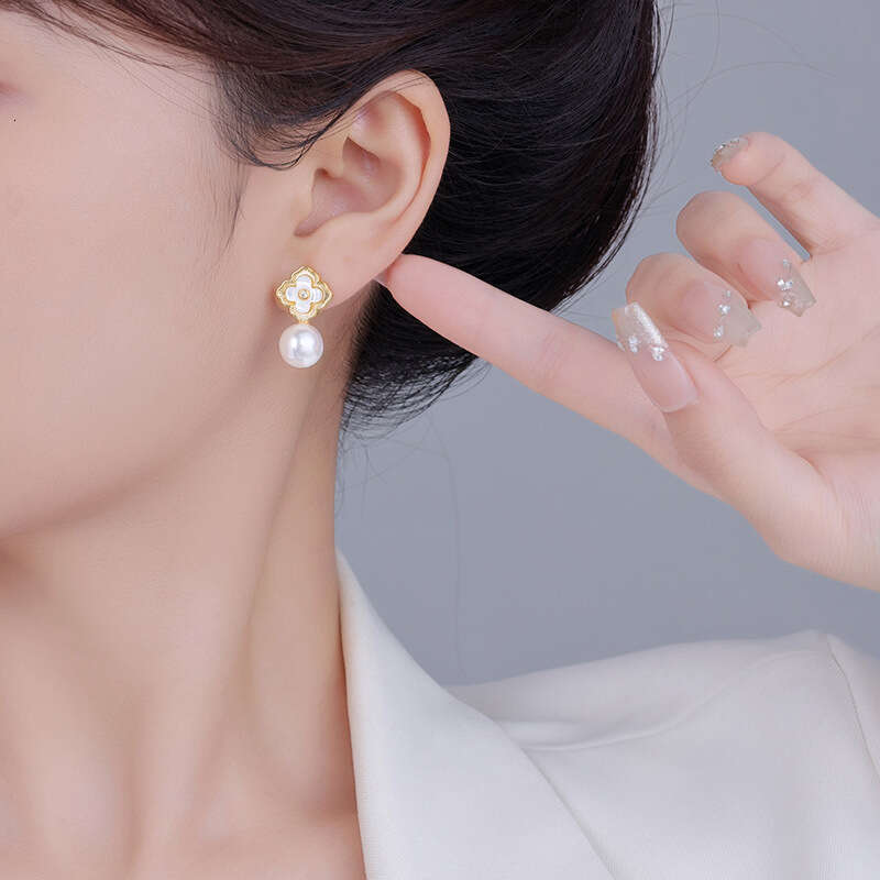 Versatile Mother-of-pearl Four-leaf Flower Pearl Simple Delicate Gentle Earrings With A Sense Of Design