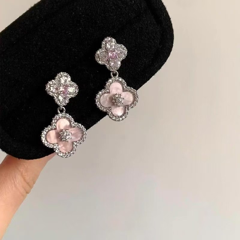 Exquisite four-leaf clover sparkling diamond stud pink shell dazzling exquisite flower earrings, high-end and elegant earrings - view 4