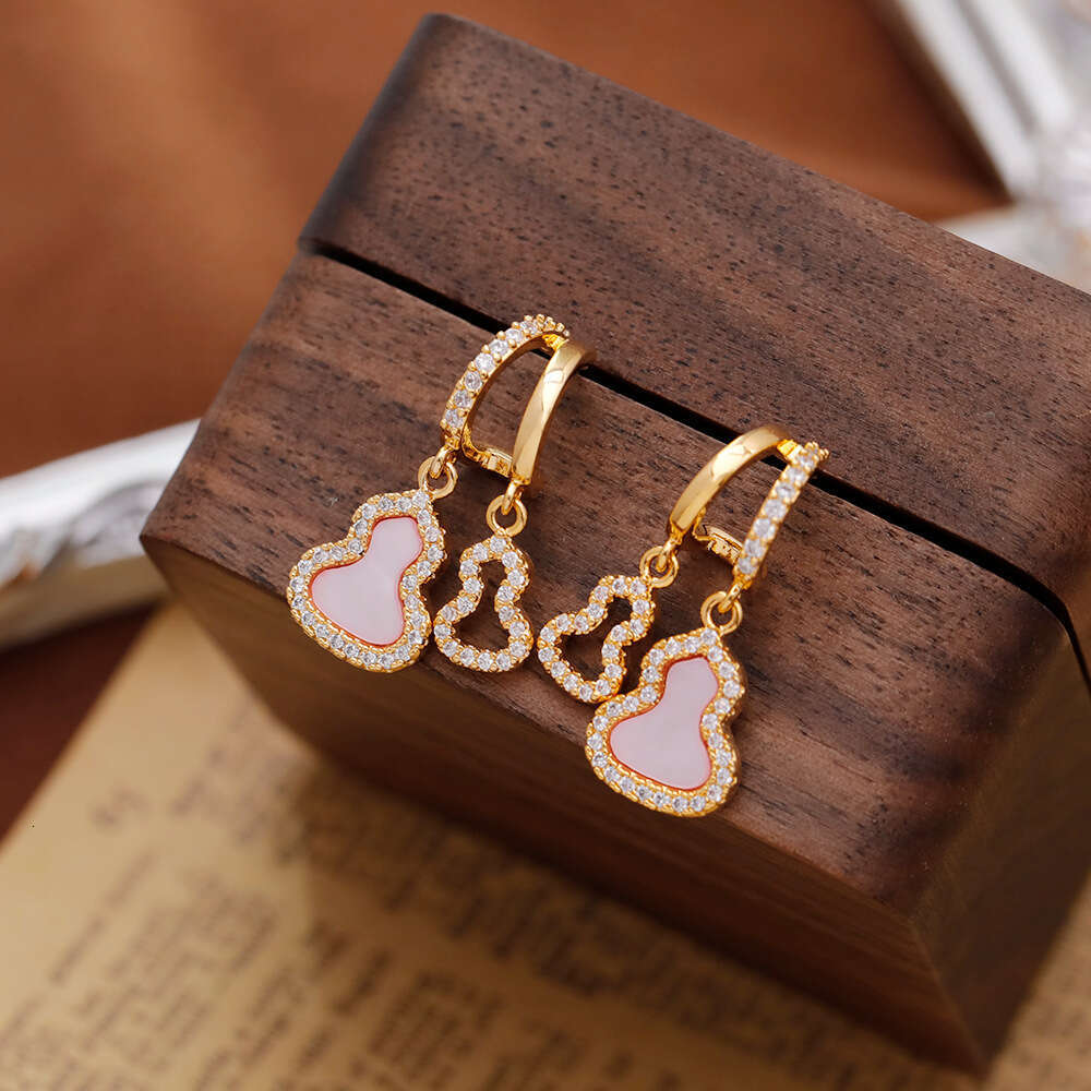 Light Luxury Commuter Pink Shell Gourd Earrings Sweet And Elegant High-end Earrings For Women