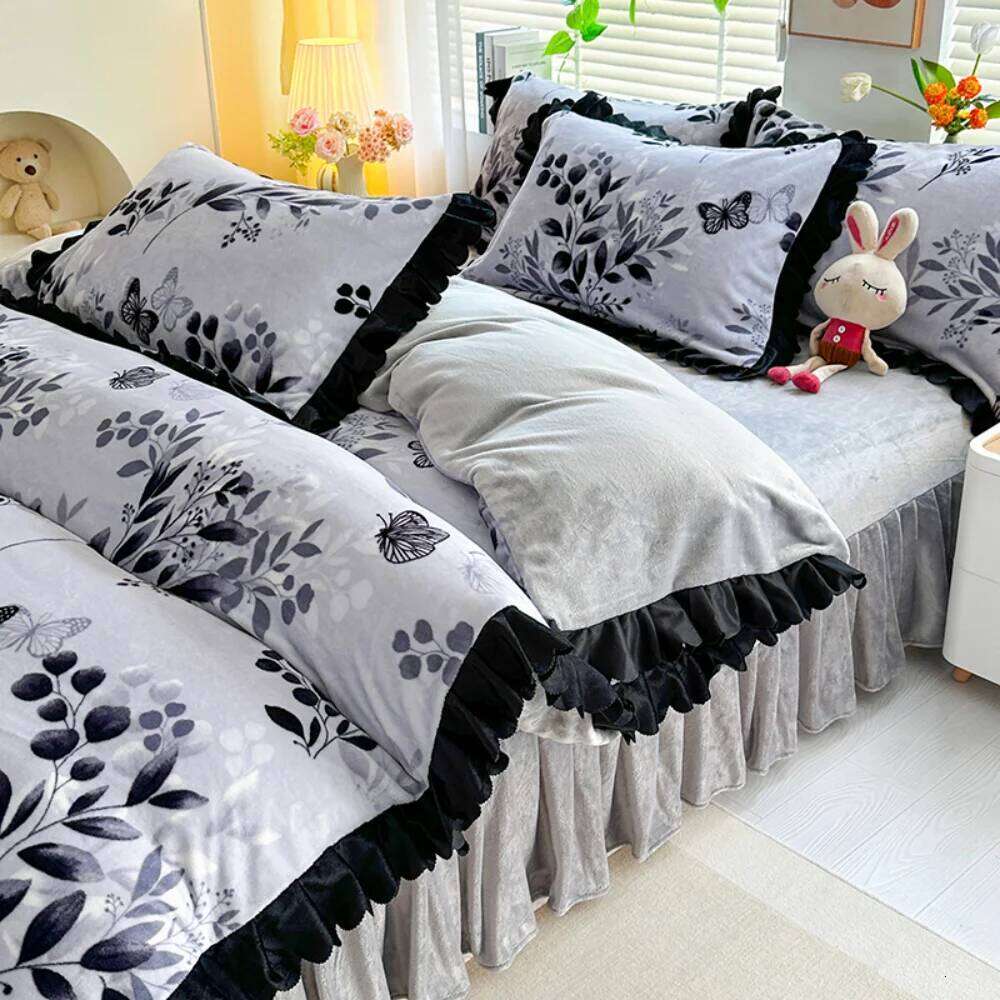 Double-Sided Milk Printed Four-Piece Thickened Winter Warm Bedding Set Carved Velvet Quilt Cover Pillowcase Bed Skirt W260302