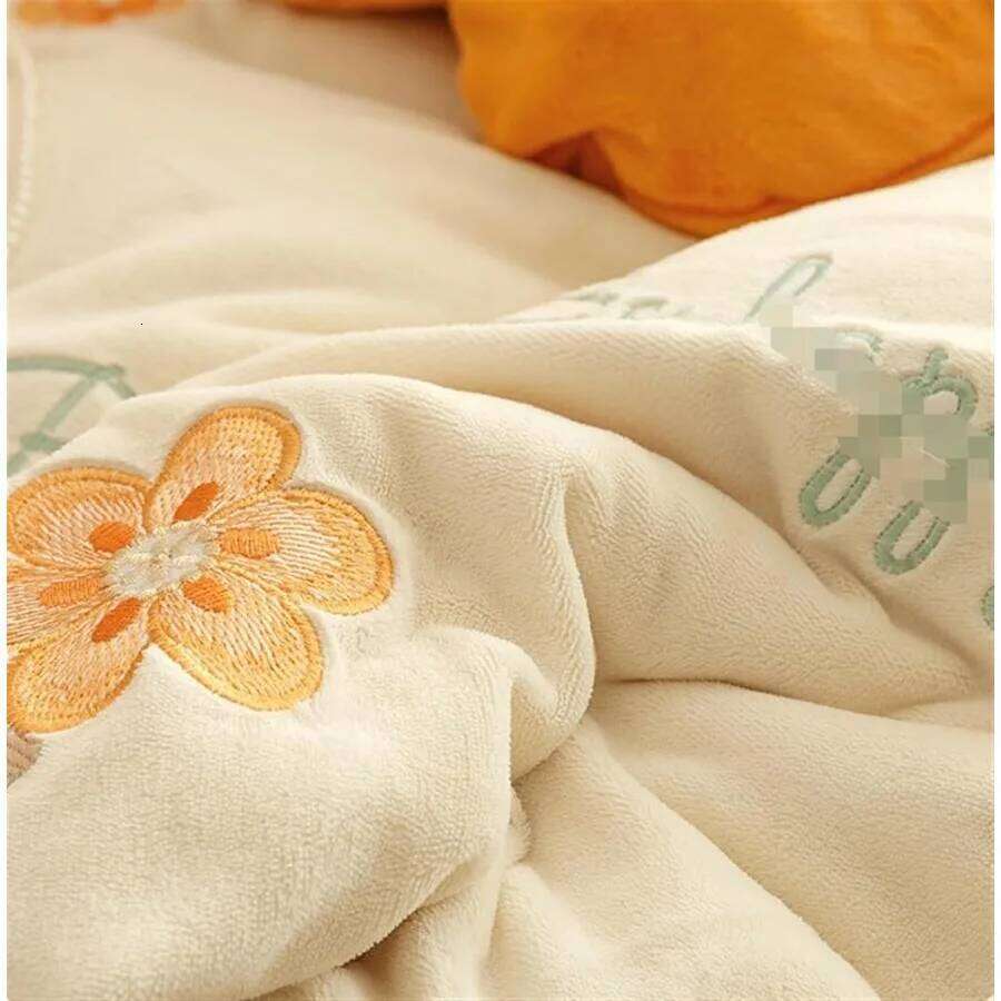 Winter Warm Four-Piece Velvet Set Double Sided Quilt Cover Thick Sheet Pillowcase Linen for 1.5/1.8m Bed in Green and Orang W260302