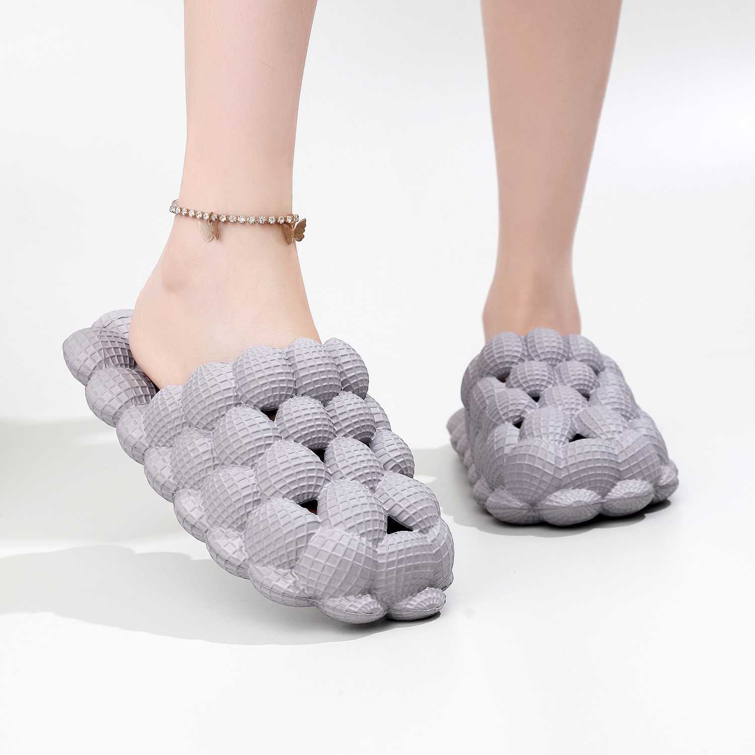 New style home wear flip-flops for women, outdoor flat-bottom indoor couple anti-slip EVA household squatting sensation slippers J260303