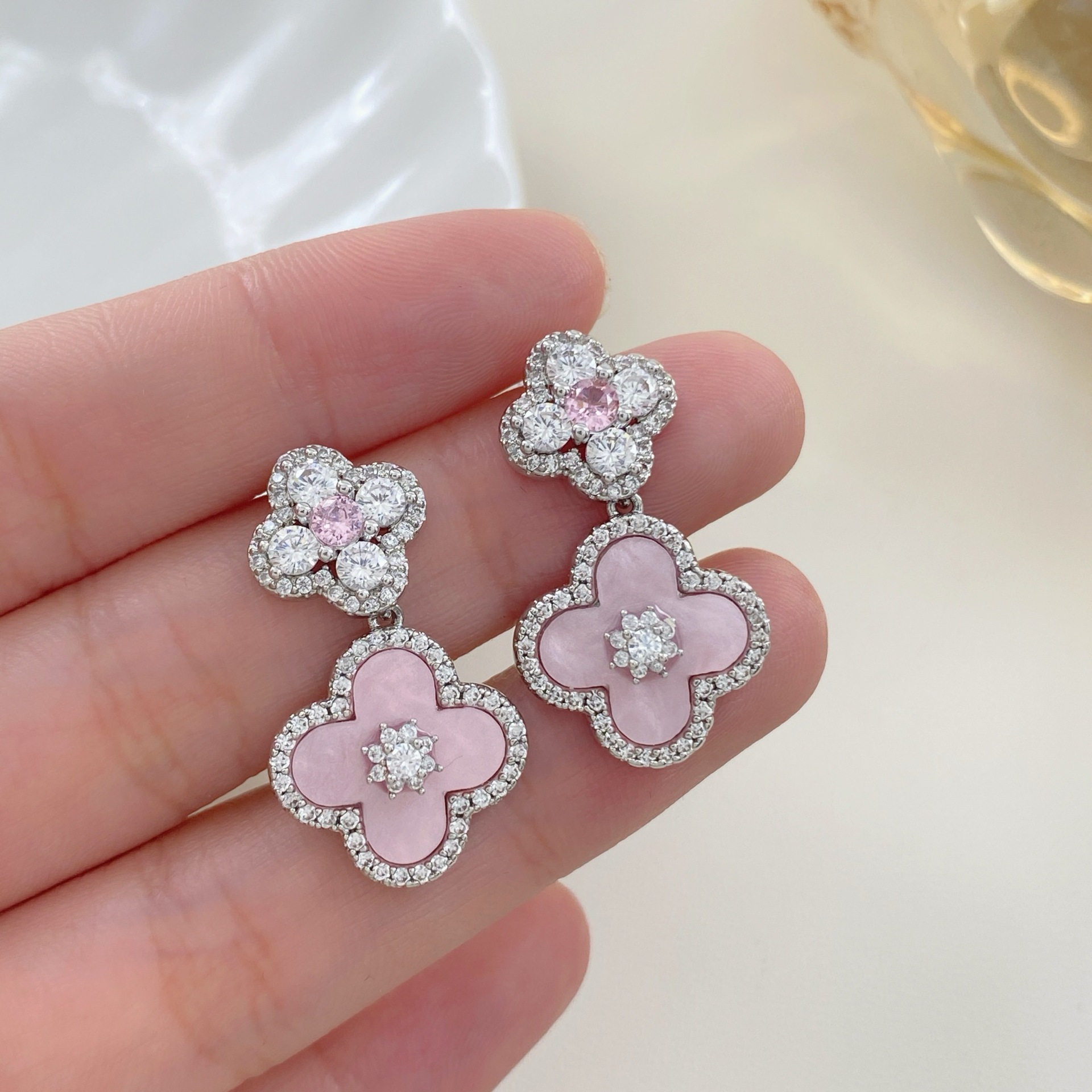 Exquisite four-leaf clover sparkling diamond stud pink shell dazzling exquisite flower earrings, high-end and elegant earrings - view 3