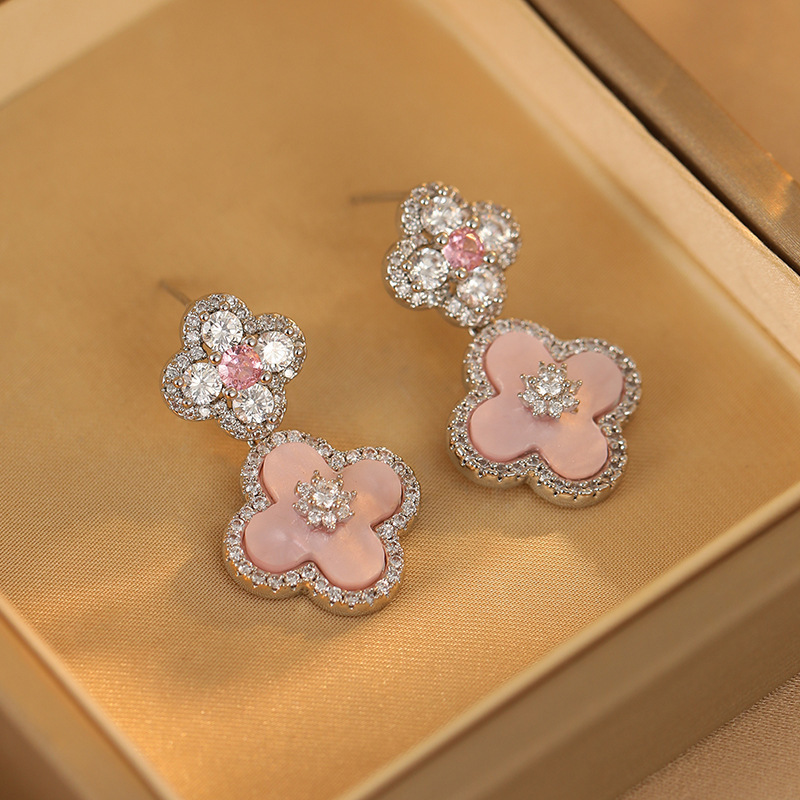 Exquisite four-leaf clover sparkling diamond stud pink shell dazzling exquisite flower earrings, high-end and elegant earrings - view 7