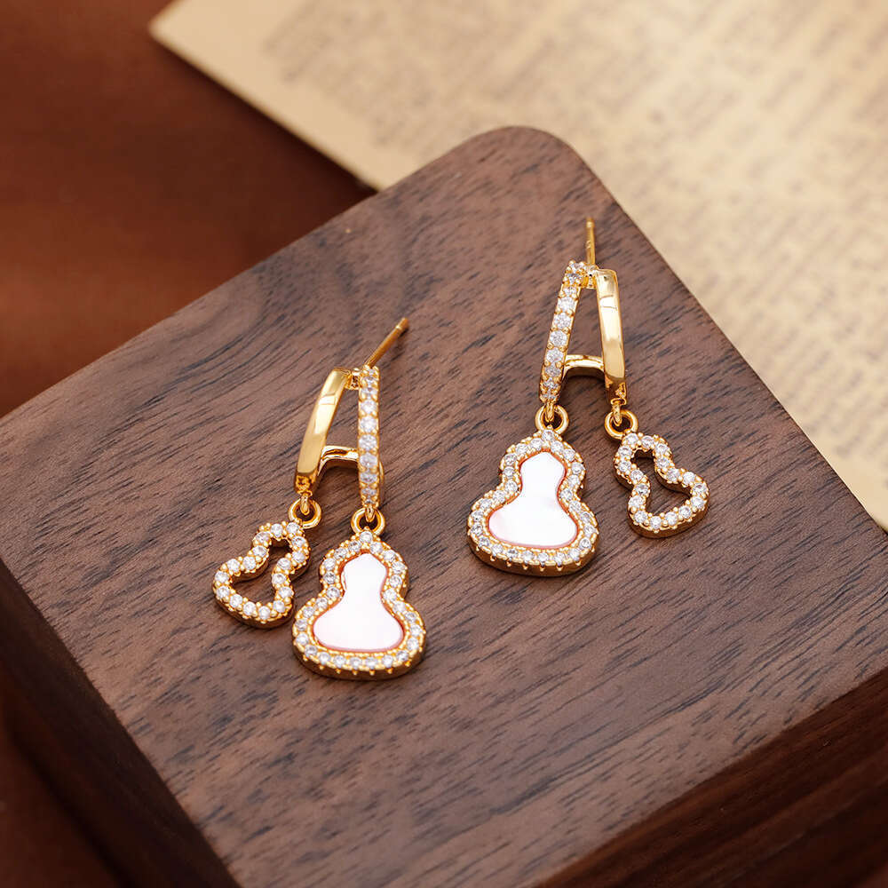 Light Luxury Commuter Pink Shell Gourd Earrings Sweet And Elegant High-end Earrings For Women