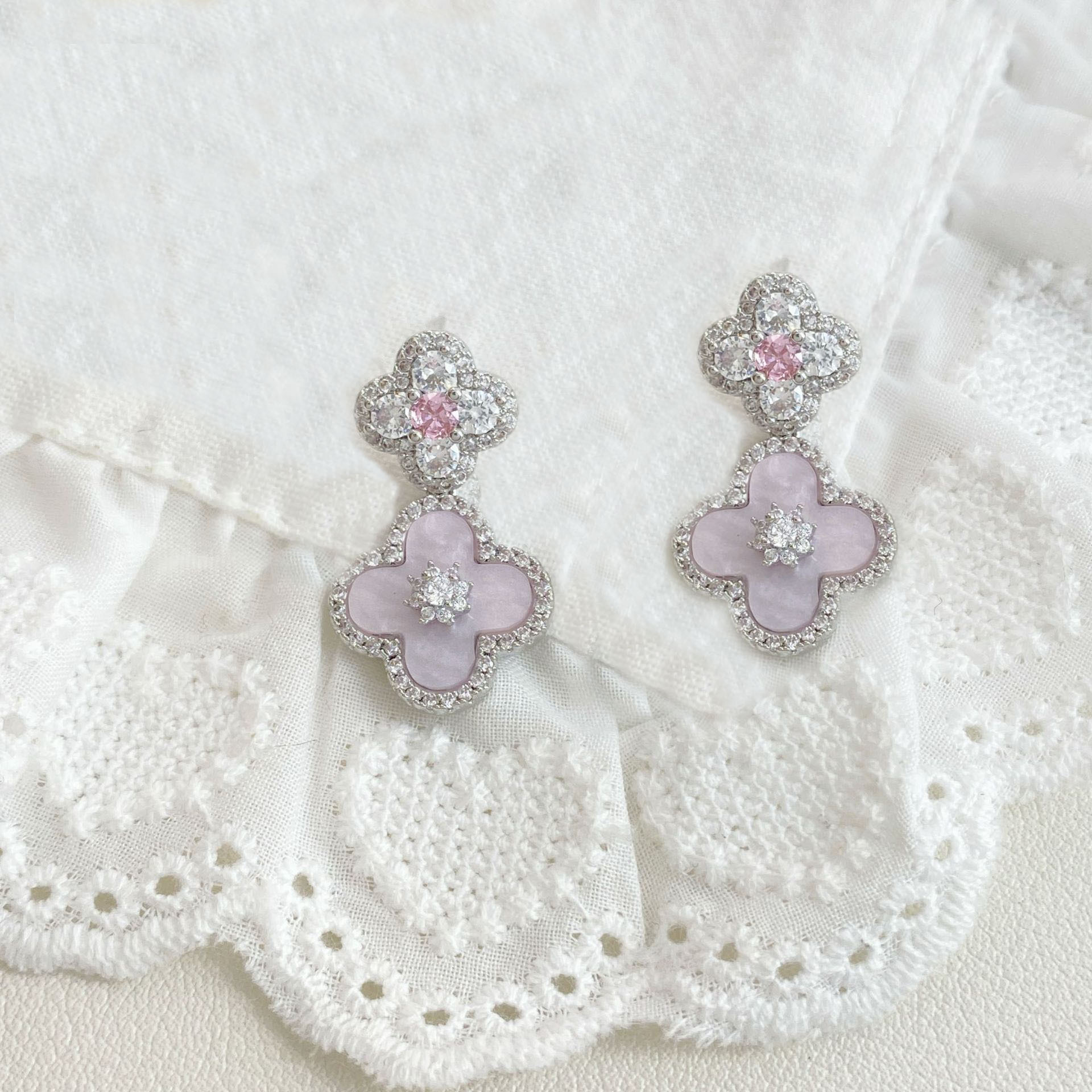Exquisite four-leaf clover sparkling diamond stud pink shell dazzling exquisite flower earrings, high-end and elegant earrings - view 5