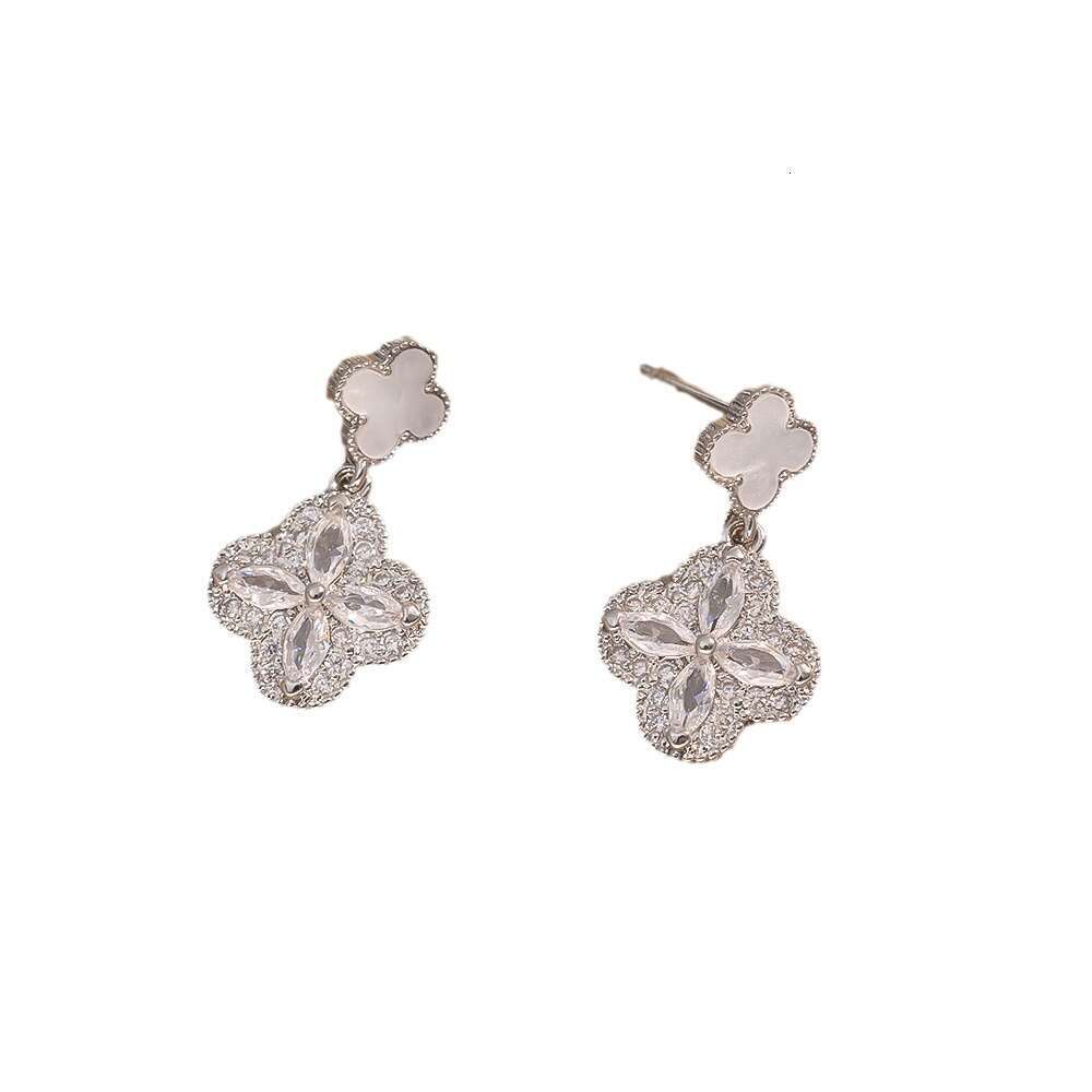 Trendy Elegant Four-leaf Clover Earrings Fashionable And Popular Natural Mother-pearl Earrings