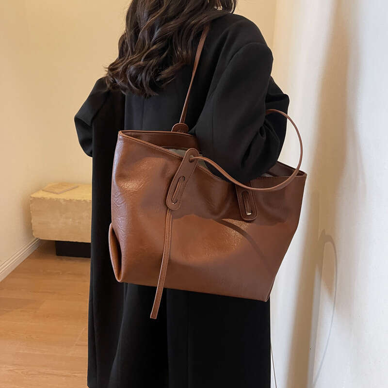 Designer Bag Totebag Popular Soft Surface Large Capacity Women S New Vintage Simple Versatile Shoulder For Work And Commuting Tote Bag