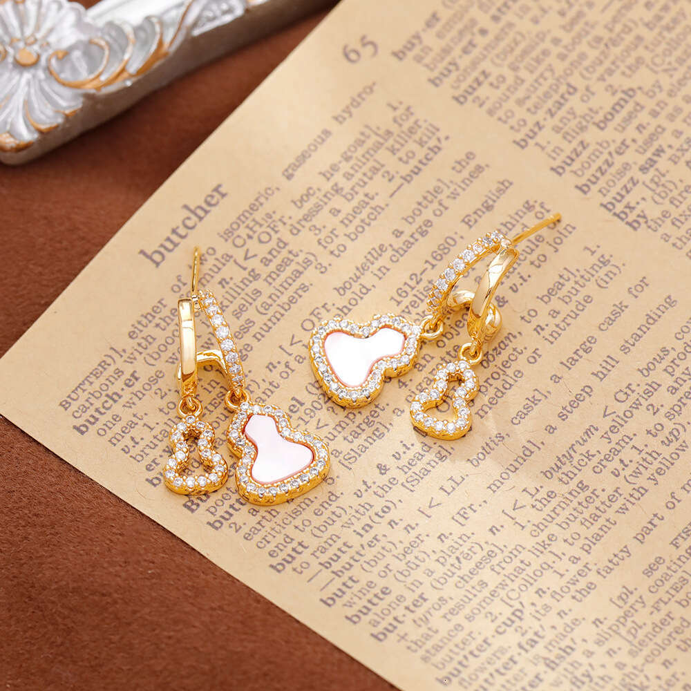 Light Luxury Commuter Pink Shell Gourd Earrings Sweet And Elegant High-end Earrings For Women