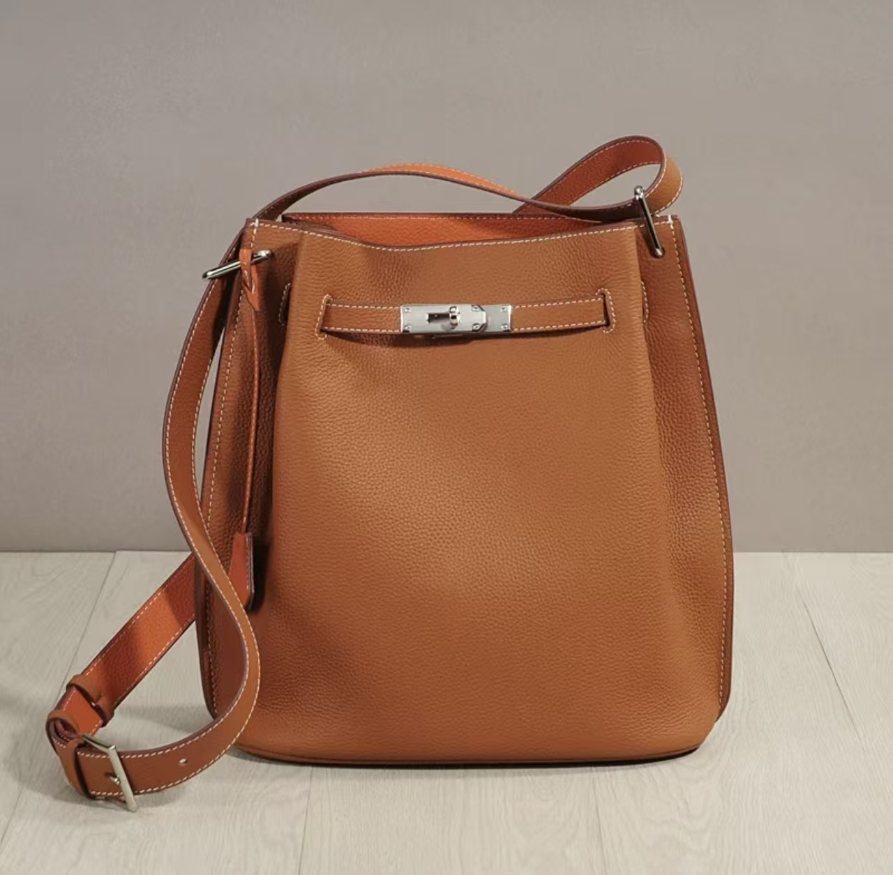 The new first layer leather bag leisure shoulder vertical bucket original leather horseshoe handbag women's single shoulder bag