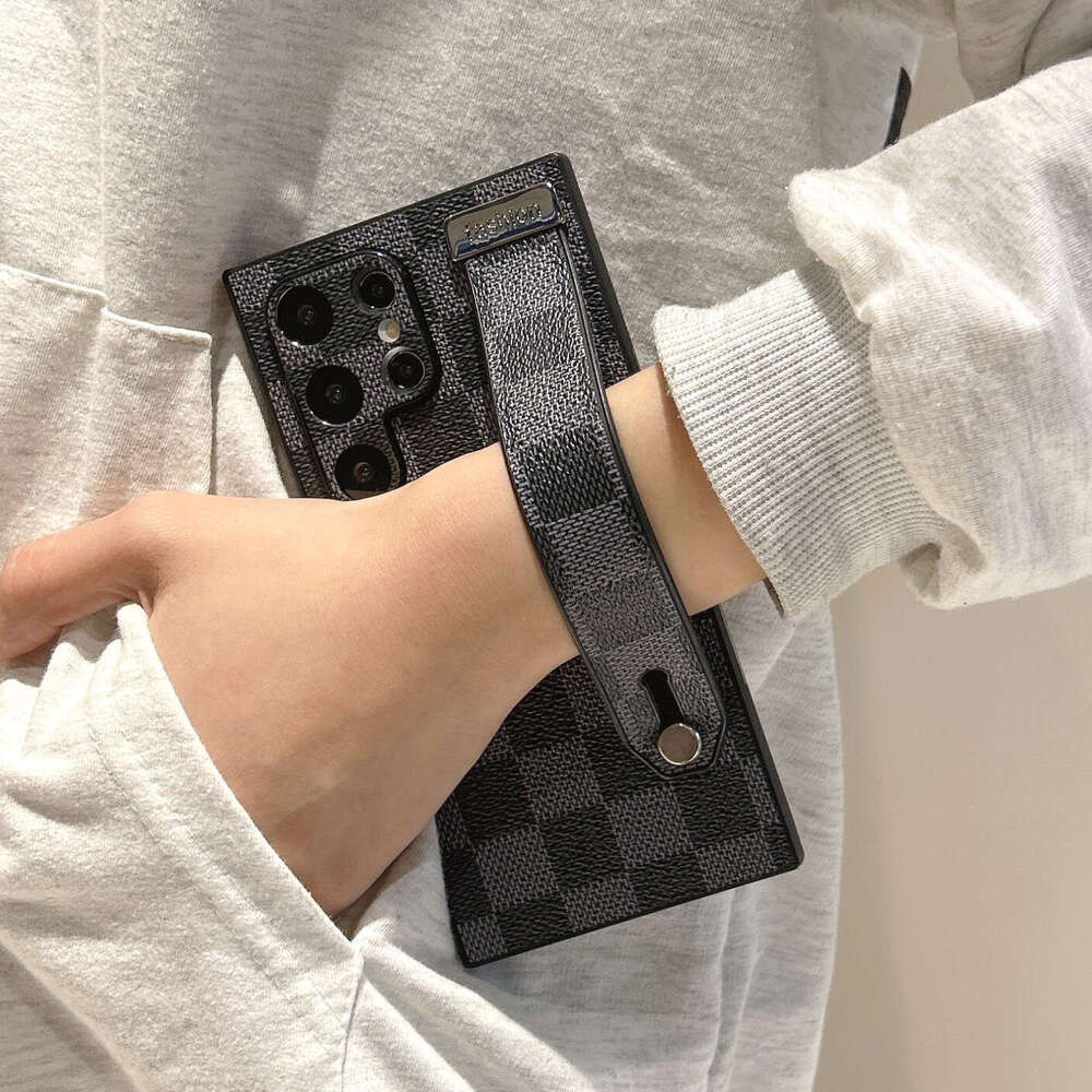 Vintage Pattern Compatible with Samsung S24ULTRA Checkered S22ULTRA Shockproof Phone Case S23U Wrist Strap Trendy Brand