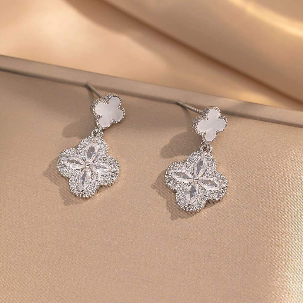 Trendy Elegant Four-leaf Clover Earrings Fashionable And Popular Natural Mother-pearl Earrings