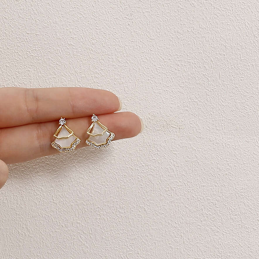 Korean Light Luxury Exquisite Internet Celebrity Niche Design Fan-shaped Natural Mother-of-pearl Earrings Ear Accessories