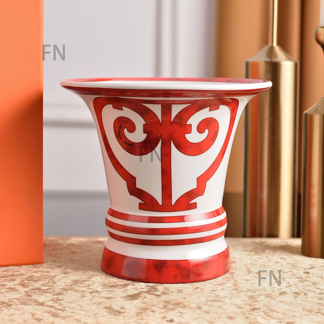 Luxury British Porcelain Vase, Timeless Design and Premium Quality, Perfect for Floral Arrangements, Elegant Decoration for Home or Office
