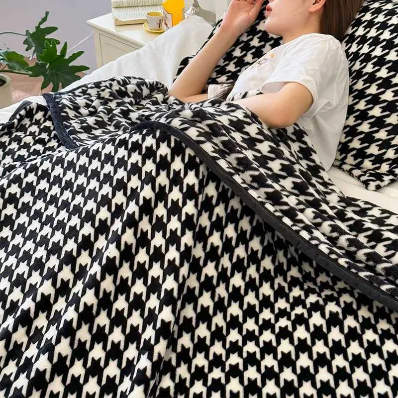 Chessboard Soft Throw Blanket Lightweight Polyester for Bedroom Air Conditioning UseT260304