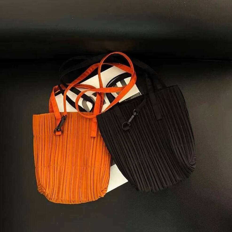 OLOEY Pleated Solid Color Fashion Casual Original Design Creative Large Capacity Handbag 2025 New
